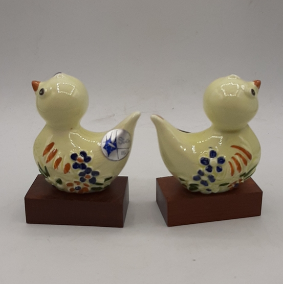 Vintage Studio 85 Pair of Adorable Ceramic Ducks Hand Painted on Wooden Base - Picture 4 of 8